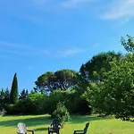 Aux Berges Du Pont Du Gard