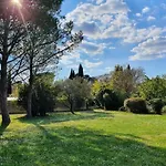 Alojamento de Acomodação e Pequeno-almoço Aux Berges Du Pont Du Gard 4*