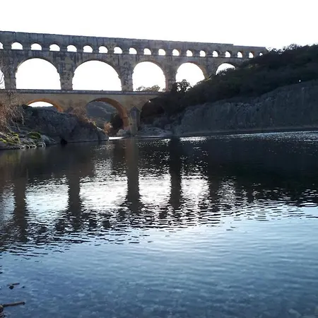 Aux Berges Du Pont Du Gard * Vers Pont du Gard