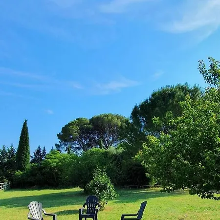 Aux Berges Du Pont Du Gard