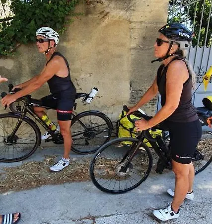 Aux Berges Du Pont Du Gard
