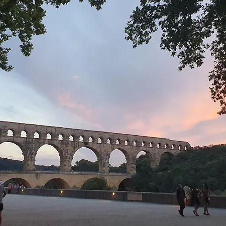 Aux Berges Du Pont Du Gard Alojamento de Acomodação e Pequeno-almoço 4*
