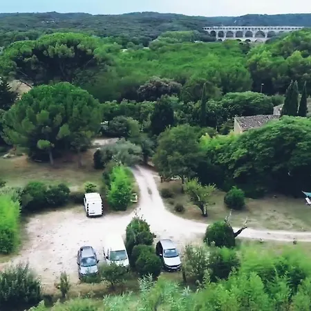 Aux Berges Du Pont Du Gard