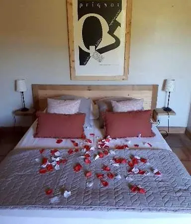 Aux Berges Du Pont Du Gard