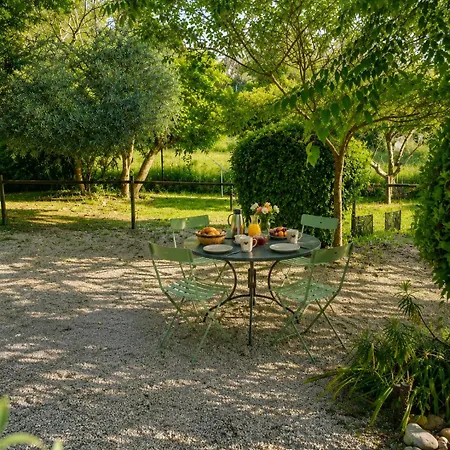 Aux Berges Du Pont Du Gard Alojamento de Acomodação e Pequeno-almoço 4*