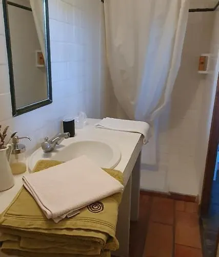 Aux Berges Du Pont Du Gard 4*